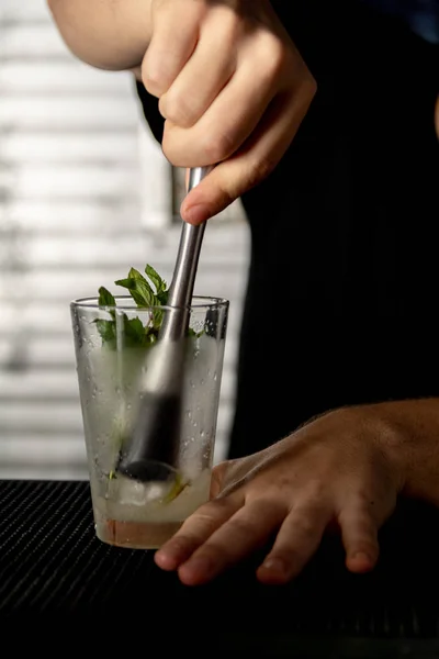 Preparacion Trago Coctel Barman — Stockfoto