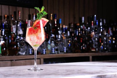 Greyfurt suyuyla kokteyl.