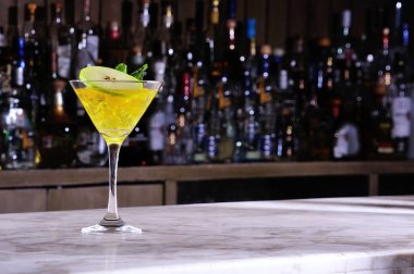 Yeşil elmalı martini.