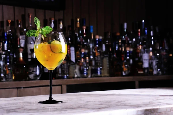 Cocktail com laranja e limão — Fotografia de Stock