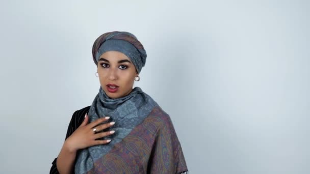 Genç Güzel Arap Kadın Izole Beyaz Arka Plan Üzerinde Hareket — Stok video