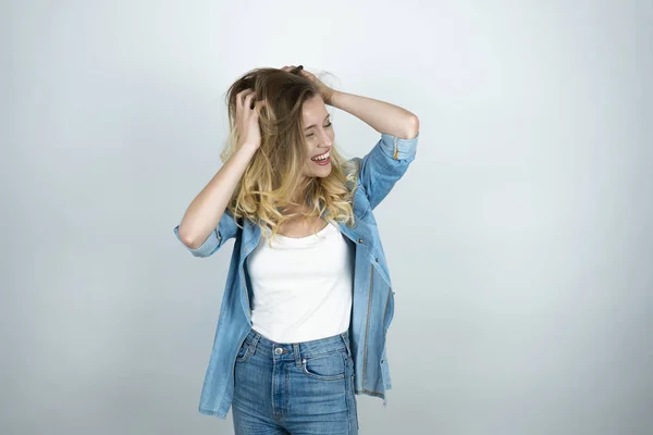 Rubia chica cogida de la mano cerca de la cabeza se ve sorprendido sonriendo blanco aislado fondo — Foto de Stock