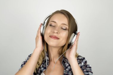 kulaklık izole beyaz arka plan müzik dinleyen güzel genç kadın