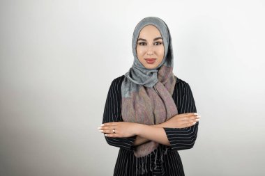 türbanlı türban lı türban takan genç güzel Müslüman iş kadını kol kola kol kola izole beyaz arka plan