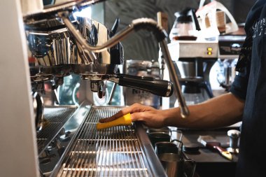 barista adam kafede bez ile profesyonel kahve makinesi silme