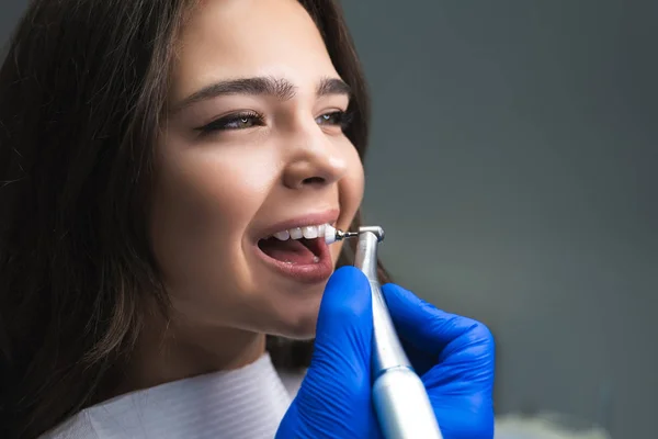 Process för applicering av tandborst som ett skede av professionell tandvård rengöring förfarande i kliniken närbild — Stockfoto