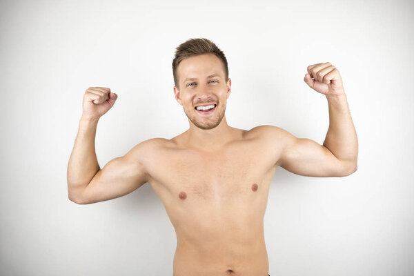 изображение красивого сильного улыбающегося мужчины с обнаженным туловищем на белом изолированном фоне
