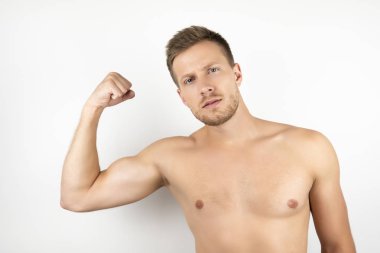 pompalanmış pazı kasları beyaz izole arka plan gösteren çıplak gövde ile yakışıklı uygun adam görüntü