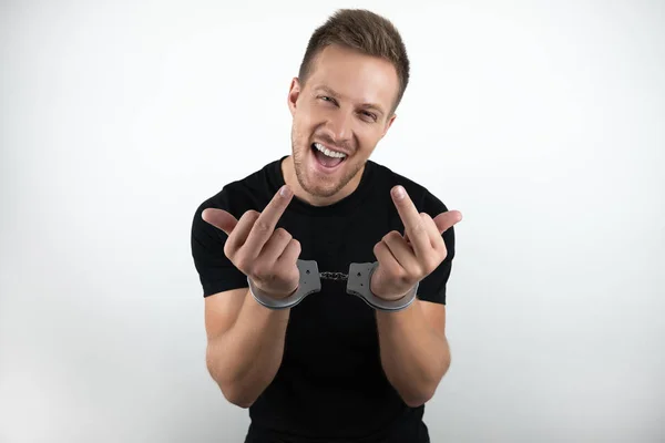 Bonito homem prisioneiro mostrando gesto de Foda fora no isolado branco fundo . — Fotografia de Stock