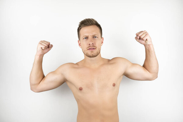 изображение красивого сильного мужчины с обнаженным туловищем на белом изолированном фоне
