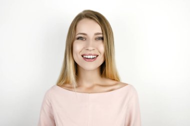 izole beyaz arka plan genç güzel sarışın gülümseyen kadın