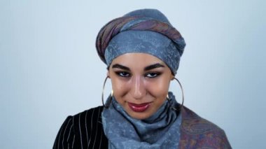 cömert gülümseme ve izole beyaz arka plan üzerinde gülmek ile genç güzel arap kadın