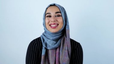 izole beyaz arka plan üzerinde ağzı açık cömertçe gülen genç güzel arap kadın