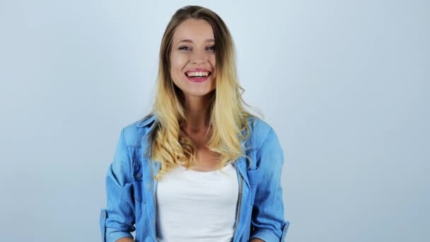 Mladá krásná sexy blondýnka s úsměvem stoupá a mávla rukou a odesílá polibek na izolované bílé pozadí — Stock video