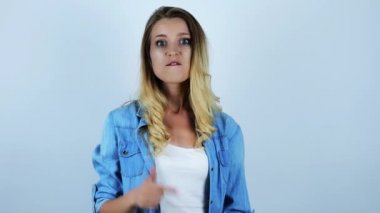 genç güzel seksi sarışın kadın izole beyaz arka plan üzerinde argüman sahip elleri ile olumsuz kötü niyetli gesticulting bir şey bağırarak