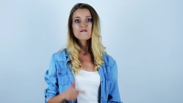 Joven hermosa sexy rubia mujer gritando algo negativo abusivo gesticulting con las manos teniendo discusión sobre aislado blanco fondo — Vídeo de stock