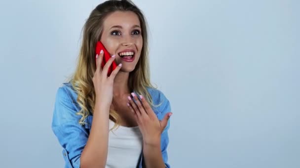 fiatal gyönyörű szexi szőke nő hallja meglepő híreket, miközben beszél az ő okostelefon és laughts az elszigetelt fehér háttér