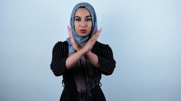 Jeune belle arabe femme tenant ses mains croisées et secouant la tête dans nier sur fond blanc isolé — Video