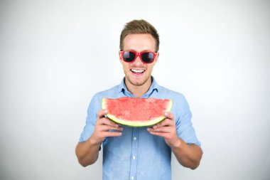 izole beyaz arka plan üzerinde taze karpuz gülümsüyor parça tutan kırmızı glas genç yakışıklı adam
