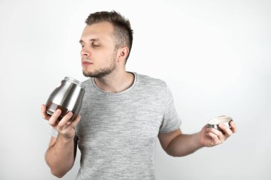açık kahve tutan genç yakışıklı adam izole beyaz arka plan üzerinde aroma kokulu olabilir