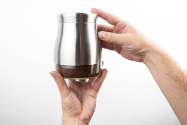 izole beyaz arka plan üzerinde groung kahve ile olabilir tutan ellerin görüntü