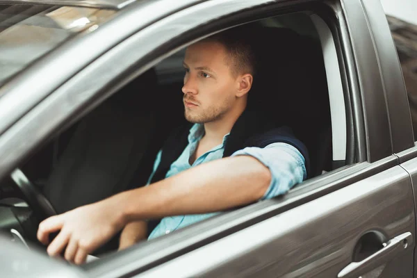 genç yakışıklı adam araba sürme