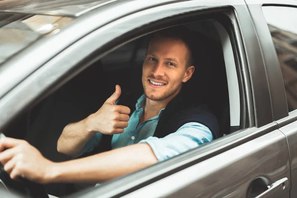 Giovane bell'uomo guida auto da vicino mostrando segno ok — Foto Stock