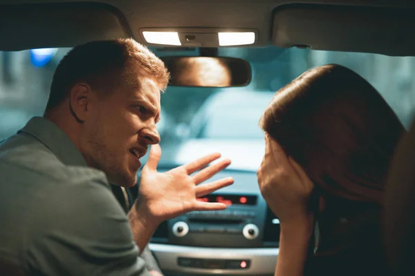 Jeune couple homme et femme ayant dispute assis dans la voiture — Photo