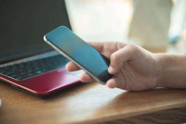 mans el tutan smarpthone dizüstü yakın çalışma