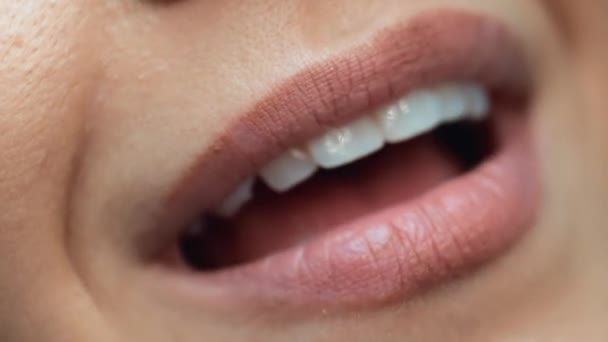 Diş ipiyle diş temizleme işlemi — Stok video