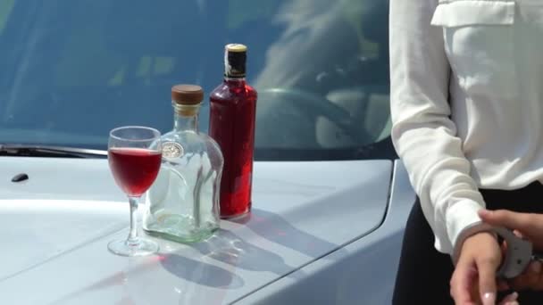 Vrouw bestuurder in handboeien gearresteerd door de verkeerspolitie agent voor dronken rijden — Stockvideo