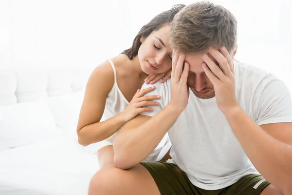 Jong paar knappe man en jonge vrouw gevoel boos zitten op het bed — Stockfoto