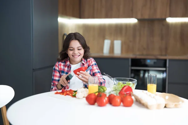 Schattig tiener dochter helpen om te koken ontbijt in de keuken op zoek gelukkig — Stockfoto