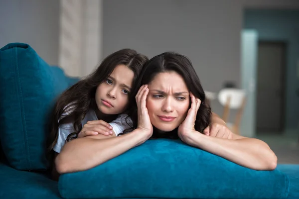 Schattig tiener dochter ondersteuning van haar jonge moeder die lijdt aan hoofdpijn — Stockfoto