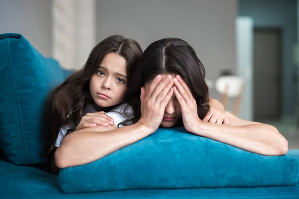 Schattig tiener dochter ondersteunen gevoel zielig voor haar jonge moeder die voelt zich overstuur — Stockfoto