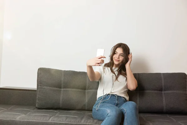 Young Beautiful Brunette Woman Striking Pose While Shooting Selfie Her — Stock Photo, Image