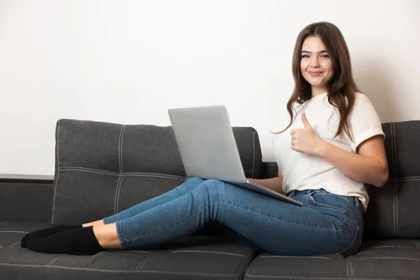 Young Beautiful Woman Working Home Her Laptop Sitting Sofa Her — Stock Photo, Image