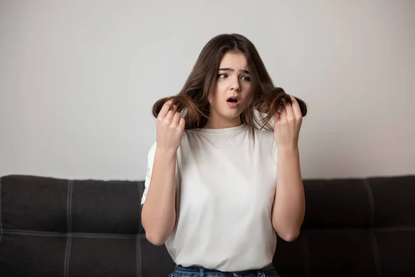 Brunette Young Woman Damaged Long Hair Split Ends Looks Desparate — Stock Photo, Image