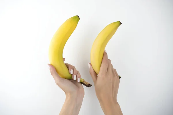 Imagem Das Mãos Mulher Segurando Bananas Frescas Fundo Branco Isolado — Fotografia de Stock