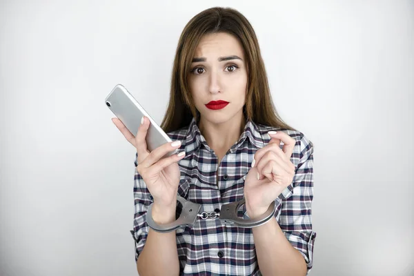 Brunett Ung Kvinna Håller Smartphone Händerna Med Handbojor Virtuell Verklighet — Stockfoto