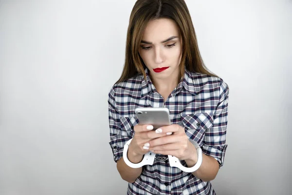 Brunett Ung Kvinna Håller Smartphone Händerna Texter Med Handbojor Virtuell — Stockfoto