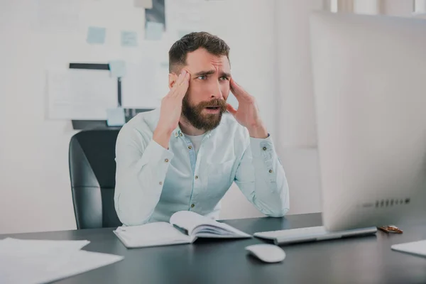 Joven Barbudo Morena Hombre Buscando Agotado Mientras Trabaja Proyecto Negocios —  Fotos de Stock