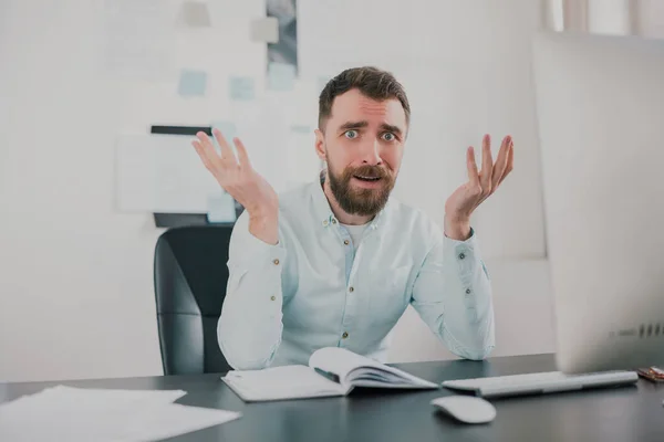 Joven Barbudo Morena Hombre Buscando Desesperado Mientras Trabaja Proyecto Negocios — Foto de Stock