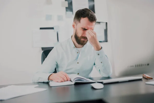 Joven Barbudo Morena Hombre Buscando Cansado Mientras Trabaja Proyecto Negocios — Foto de Stock