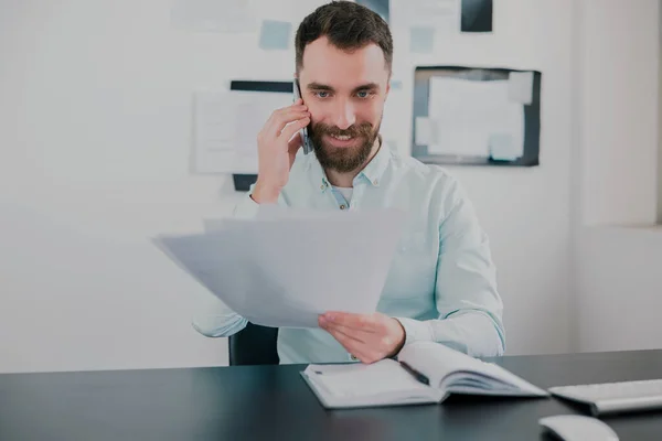 Joven Barbudo Morena Hombre Trabajando Proyecto Negocios Oficina Moderna Sosteniendo — Foto de Stock