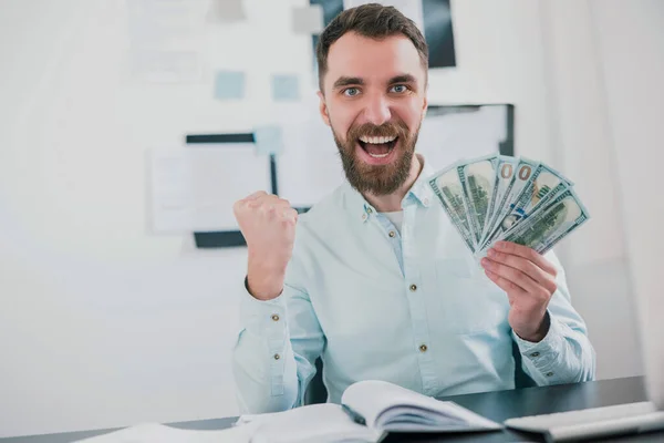 Barbudo Sentado Oficina Moderna Sosteniendo Efectivo Mano Como Baraja Cartas — Foto de Stock