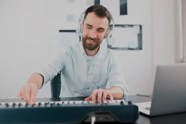 Guapo Barbudo Sonriente Artista Sienta Estudio Música Tocando Piano Del —  Fotos de Stock