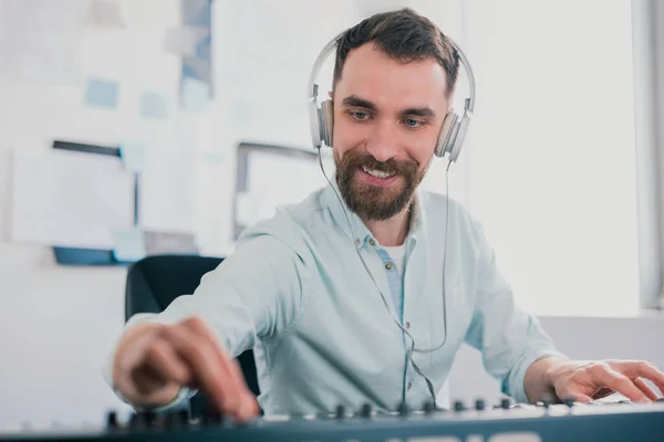 Guapo Barbudo Sonriente Trabaja Estudio Grabación Música Tocando Piano Del —  Fotos de Stock