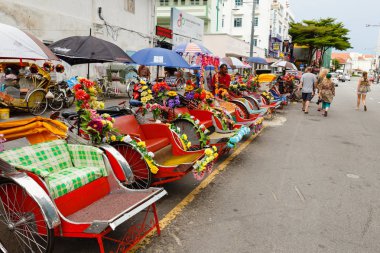 Georgetown Caddesi üzerinde müşteri bekleyen çekçek sürücüsü
