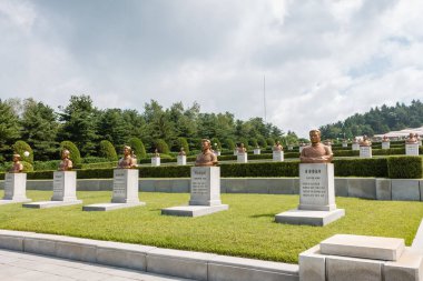 Kahramanlar devrimciler mezarlığı büstleri